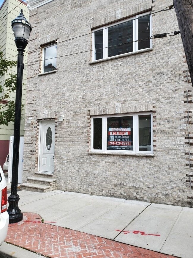 Building Photo - 2110 Summit Ave