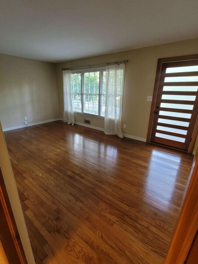 Building Photo - 2642 Warwick Cir NE