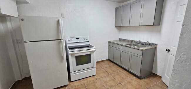 Building Photo - 5937 Taft St