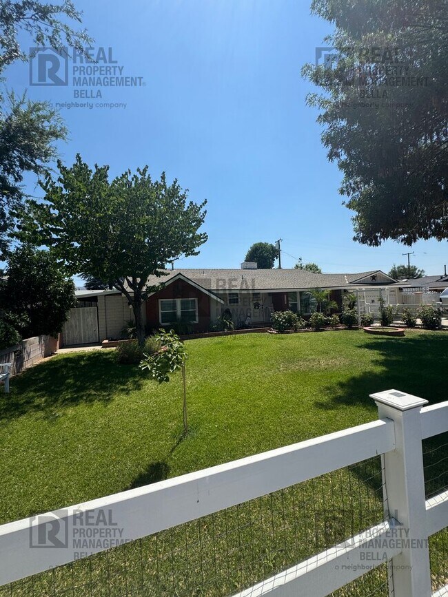 Building Photo - 3-Bed, 2-Bath Oasis in Hemet with Sparklin...