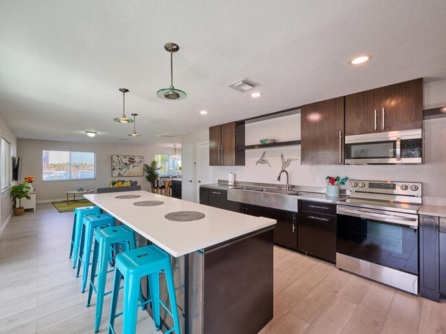 Building Photo - 2649 Lake Dr