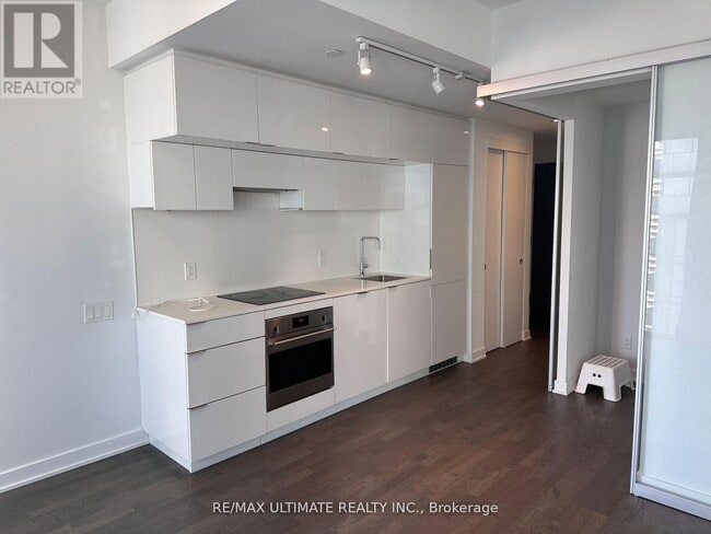 Building Photo - 185 Roehampton Ave