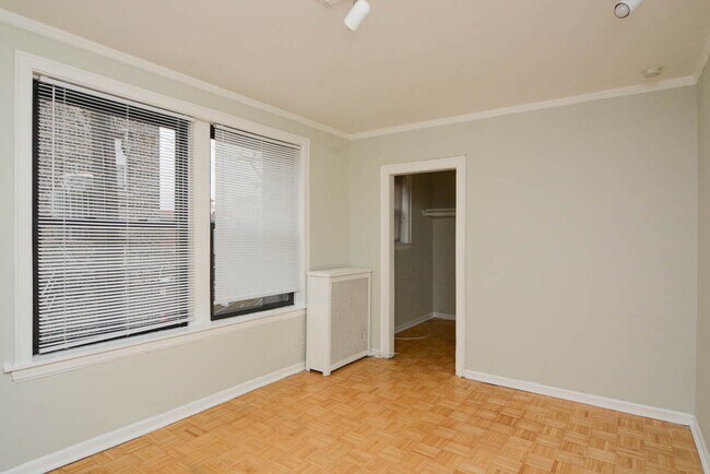 Building Photo - 736 W Belmont Ave