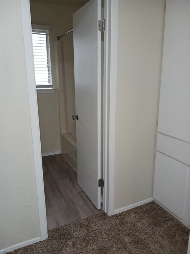 Building Photo - 2 br, 1.5 bath Townhome - 801 Betsy Ross D...