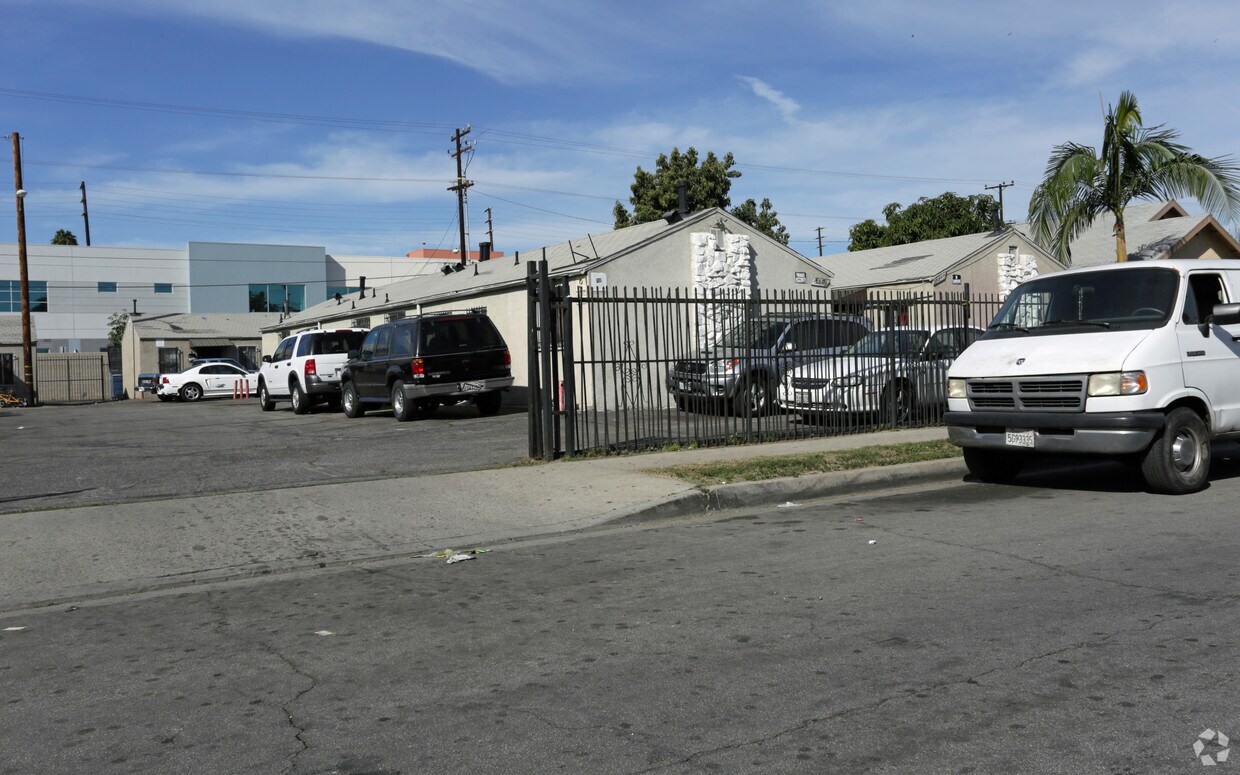 Primary Photo - 5895-5909 Makee St