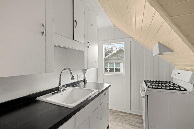 Building Photo - 1027 17th St N