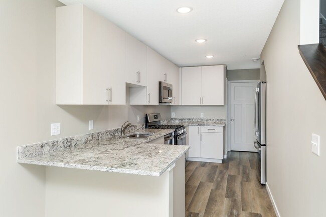 Building Photo - 3bd 3ba 2 car gar END UNIT avail now