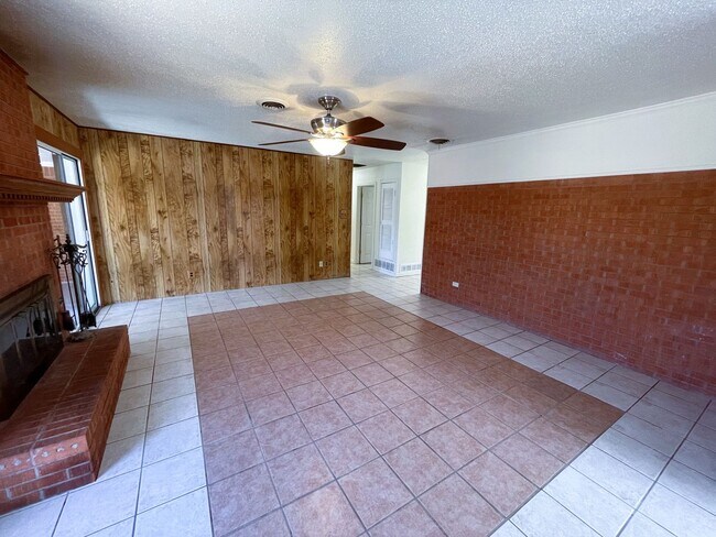 Building Photo - Spectacular Five Bedroom Home Close to LCU...