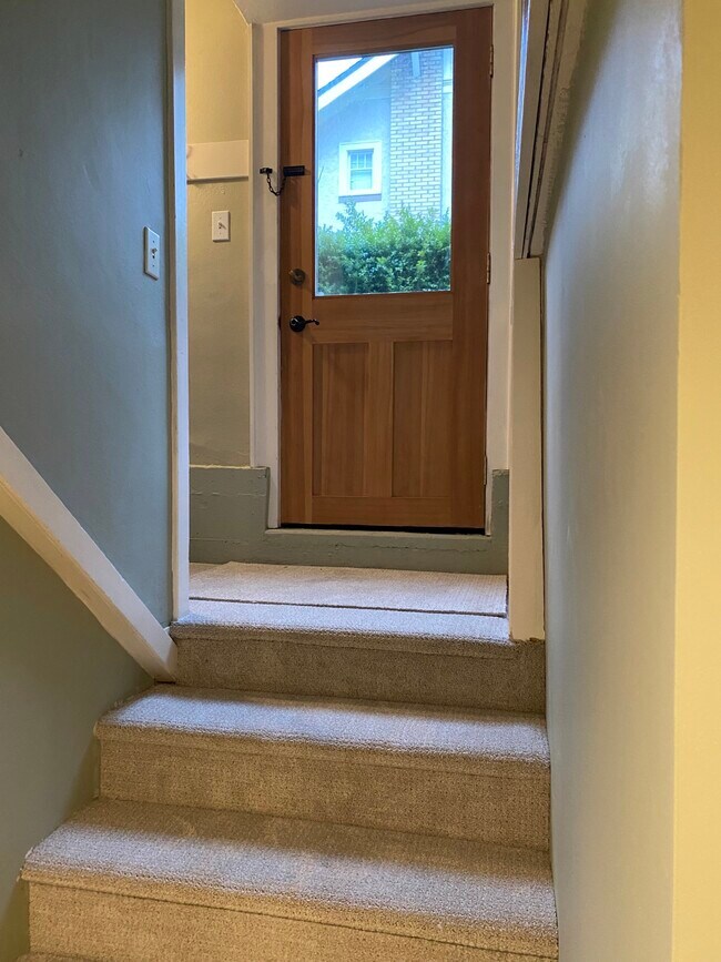 Entrada interior - 1208 Colby Ave