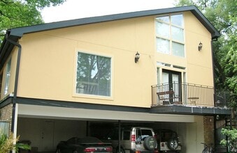 Building Photo - 2302 Robinhood St