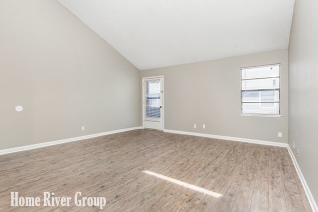 Foto del edificio - 2 bedroom downstairs coming soon