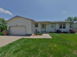 Building Photo - 650 S Highland Dr