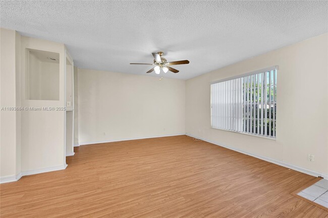 Foto del edificio - 7862 Kimberly Blvd
