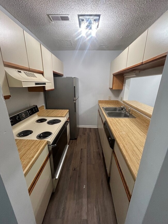 Building Photo - 1113 Country Town