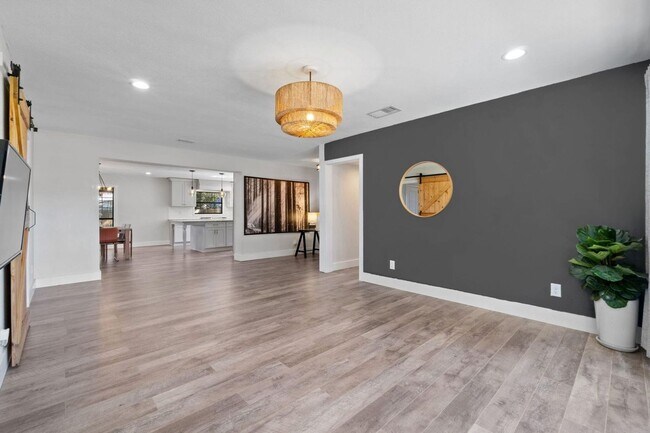 Building Photo - Stunning Elliot Point Home!