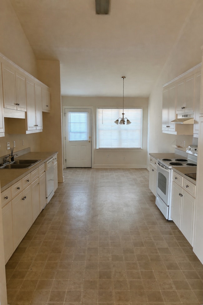 Building Photo - 3 Bedroom Duplex in Rocky Mount