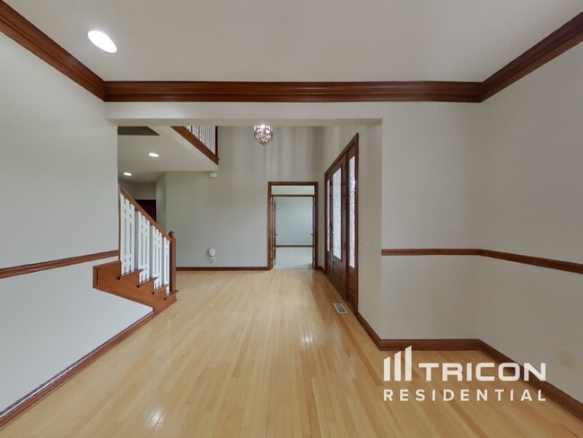 Building Photo - 6055 Fawnwood Dr