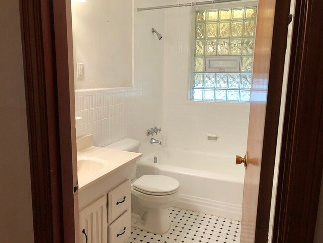 Building Photo - 5747 Devonshire Ave