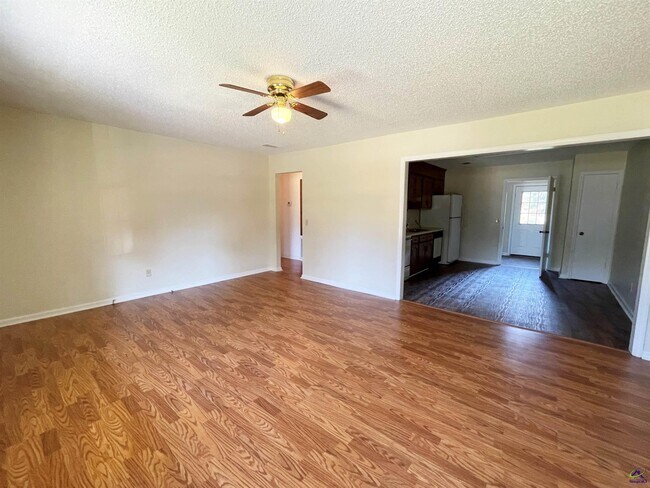 Foto del edificio - 146 Daisy Adams Rd