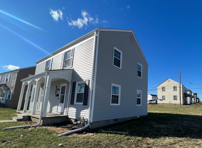 Building Photo - Gorgeous 2 bedroom, 1.5 bath remodel in KCMO!