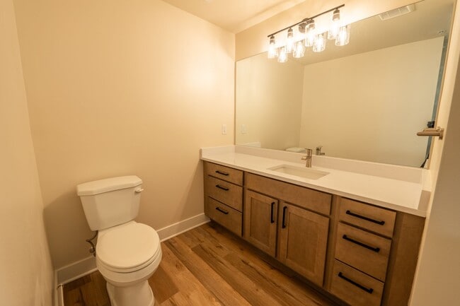 Building Photo - 3 Bed / 2.5 Bath Townhome w/Deck, Walkout ...