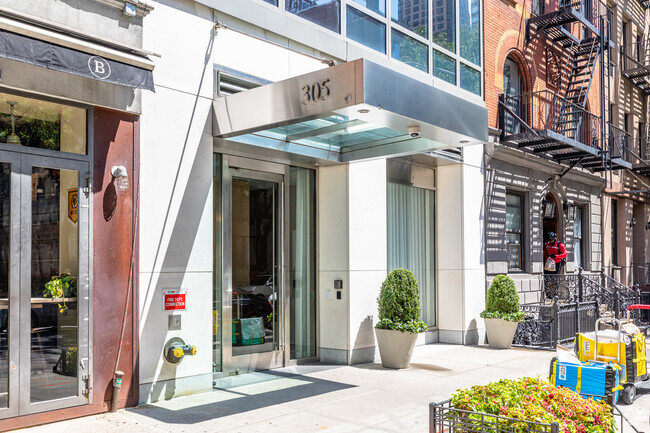 Entrance - 1646-1648 Second Ave