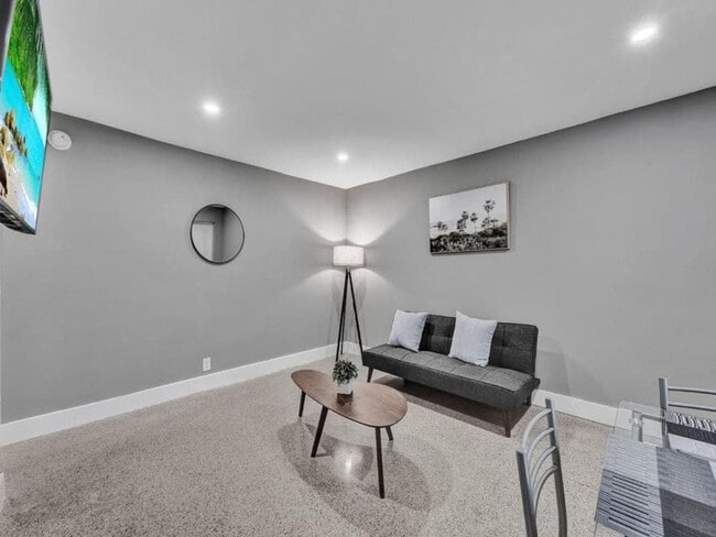 Building Photo - 906 N Riverside Dr