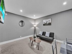 Building Photo - 906 N Riverside Dr