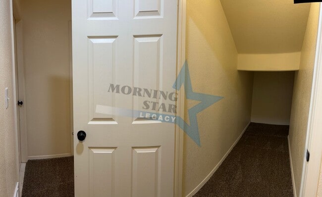 Building Photo - Inviting 3 bedroom 2.5 bath waiting to be ...