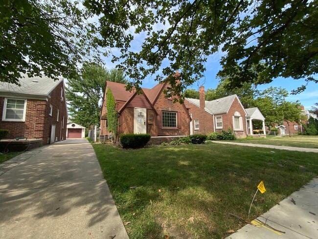 Building Photo - 5910 Hillcrest St