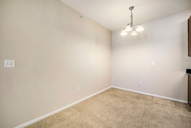 Building Photo - Top Floor 2BR/2B Condo w/Breathtaking View...