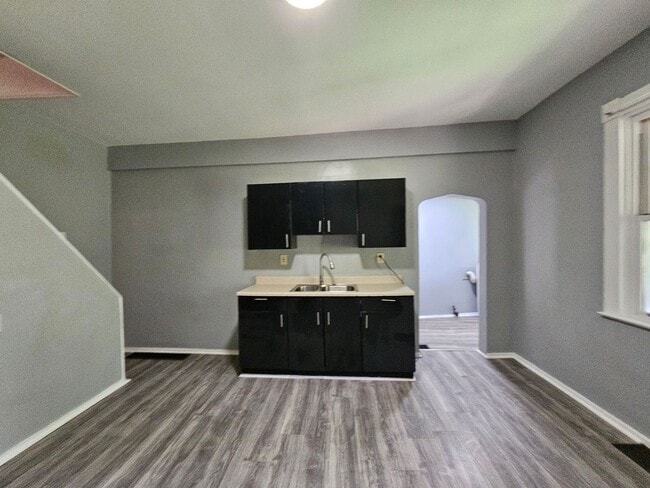 Building Photo - Spacious 3 bedroom 1 bath house for rent i...