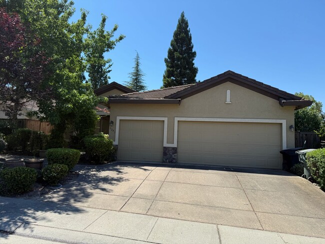 Building Photo - BEAUTIFUL SINGLE STORY 3+BD, 2.5 BA, & 3 CAR GARAGE!