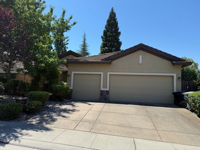 Foto del edificio - BEAUTIFUL SINGLE STORY 3+BD, 2.5 BA, & 3 CAR GARAGE!