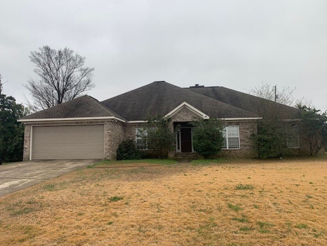 Building Photo - Nice 3 Bed 3 Bath House! Available August 2026!