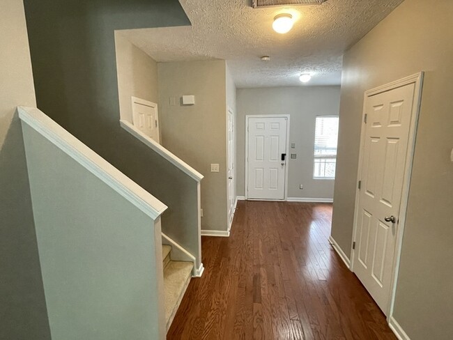 Building Photo - Oak Hill townhome with 3 bedrooms, 1 car g...