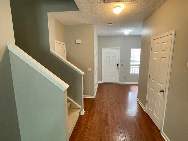 Foto del edificio - Oak Hill townhome with 3 bedrooms, 1 car g...
