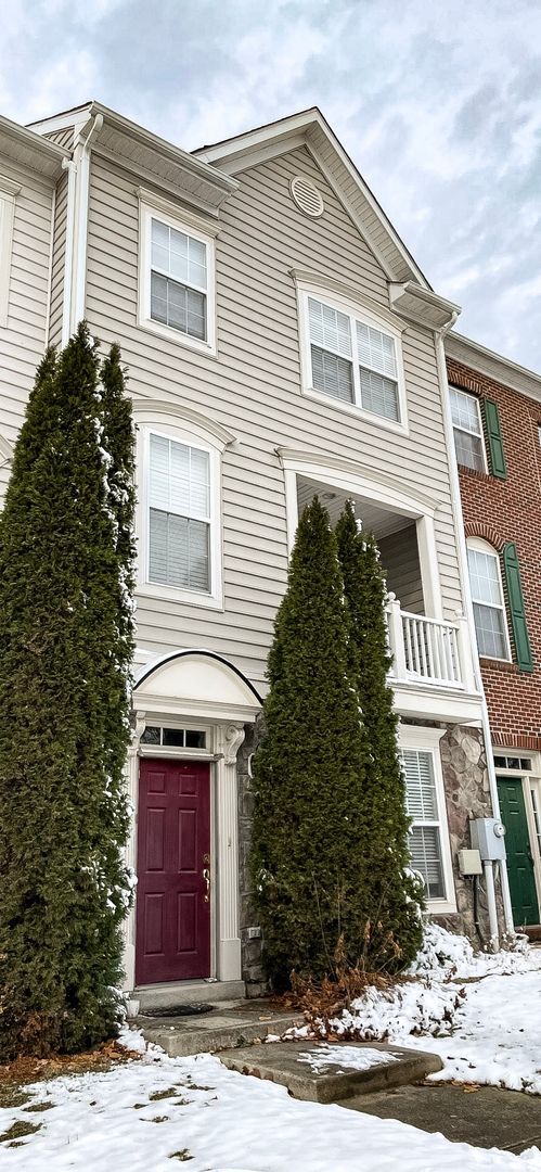 Building Photo - Stunning Light-Filled 3 Bed 2/2 Bath Townhome In Sought After Brambleton