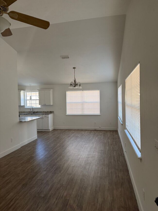 Building Photo - Recently renovated 3/2 on Balkin Rd