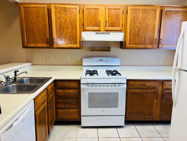 Building Photo - Hot Smyrna location! Will not last! 2 bed/...