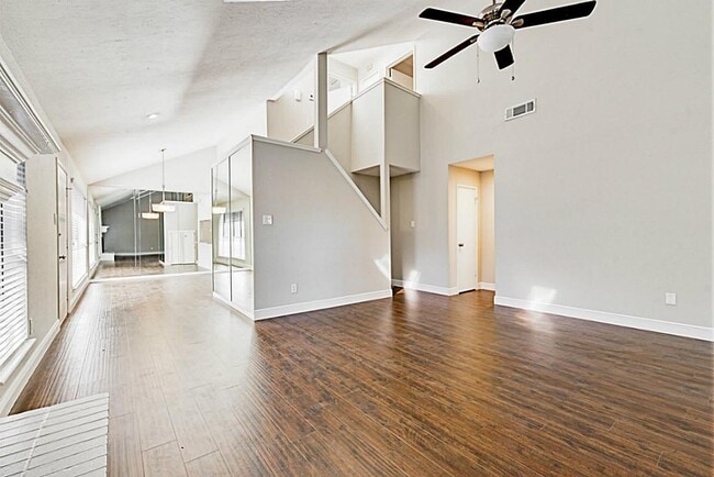 Building Photo - 13830 Hollowgreen Dr