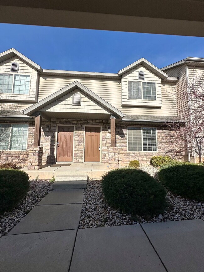 Foto del edificio - "Charming 3-Bed Townhouse in Cedar City – Spacious 1365 Sq Ft with 2.5 Baths!"