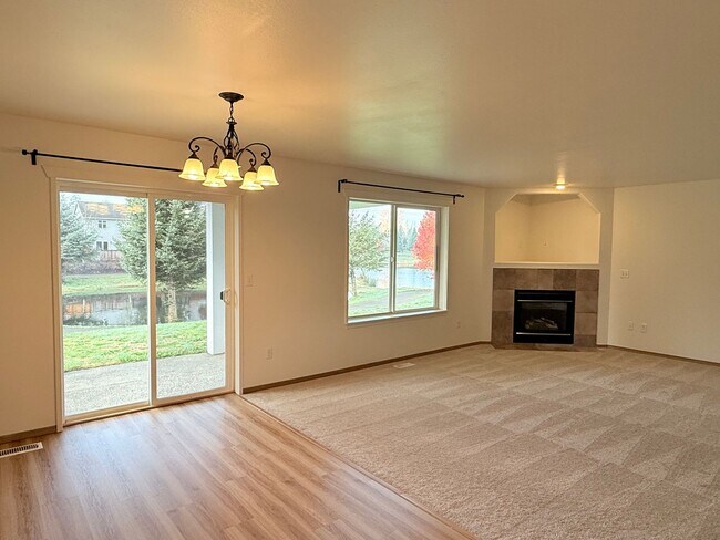 Foto del edificio - Wake Up to This View Everyday - Available Now