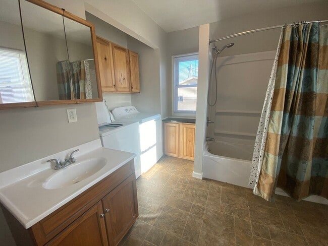 Foto del edificio - Now Leasing: 1 Bedroom, Home in Waterloo, IA!