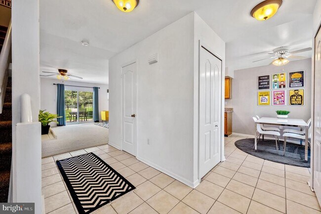 Building Photo - 6301 Rolling Hill Dr