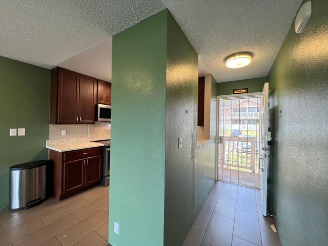 Building Photo - 2br/2ba Townhouse with 1 parking space Wat...