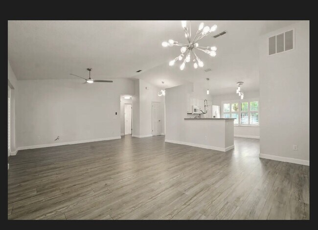 Building Photo - LOCATION LOCATION LOCATION!!!! Gorgeous Up...