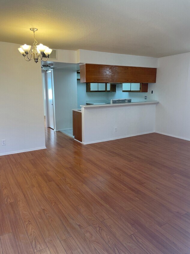 Primary Photo - 1055 E Spazier Ave