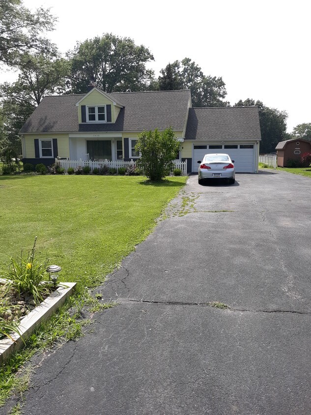 Second Floor Off Street Parking - 5430 Youngstown-Poland Rd