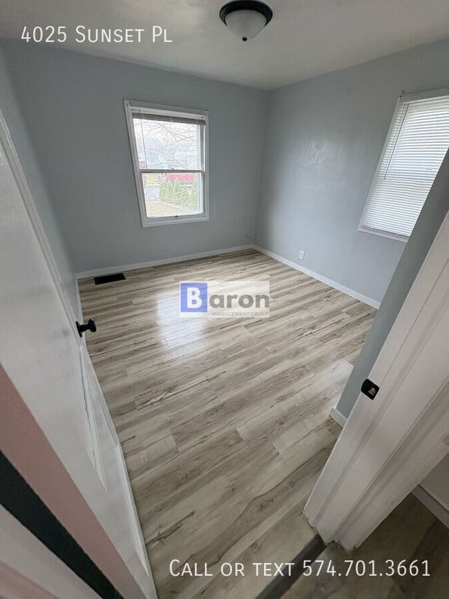 Building Photo - 4025 Sunset Pl